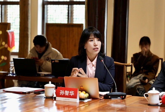 图片说明:全媒体传播创新研究中心常务副主任孙智华教授主持在全媒体