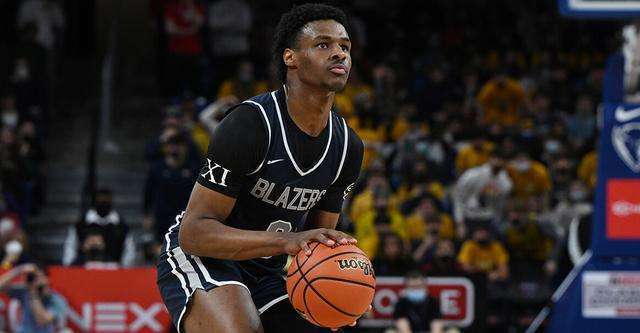 布朗尼上演隔人暴扣,詹库社媒惊叹!