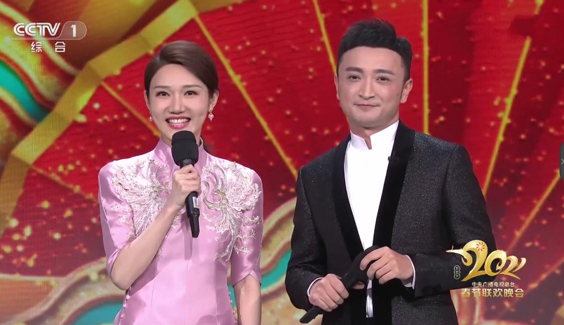 央视主持人龙洋晒出跳舞视频身材纤细满面笑容状态好