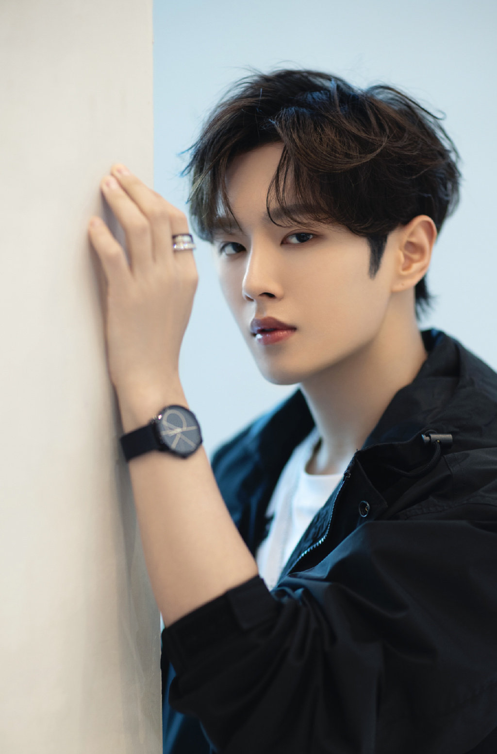 李汶翰身着黑色外套搭配蓝色休闲牛仔裤……_高清图集_新浪网