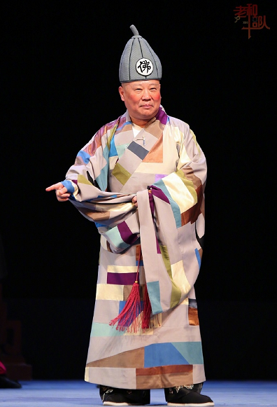 郭德纲现身豪华酒局,与数位京剧大师聚会,见辛宝达被拜师连说好