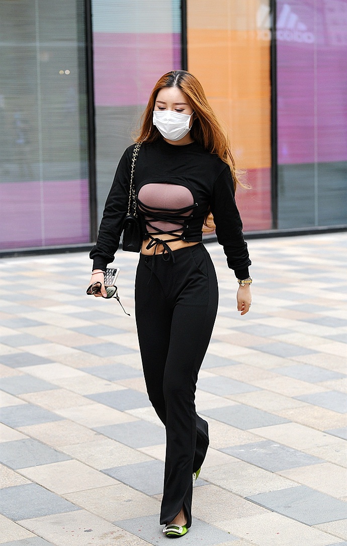 街拍:时尚街区那些露出纤纤细腰的美女