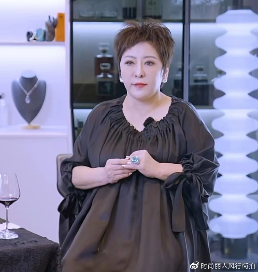 向太穿纱裙戴80克拉钻戒,跟老公高调秀恩爱