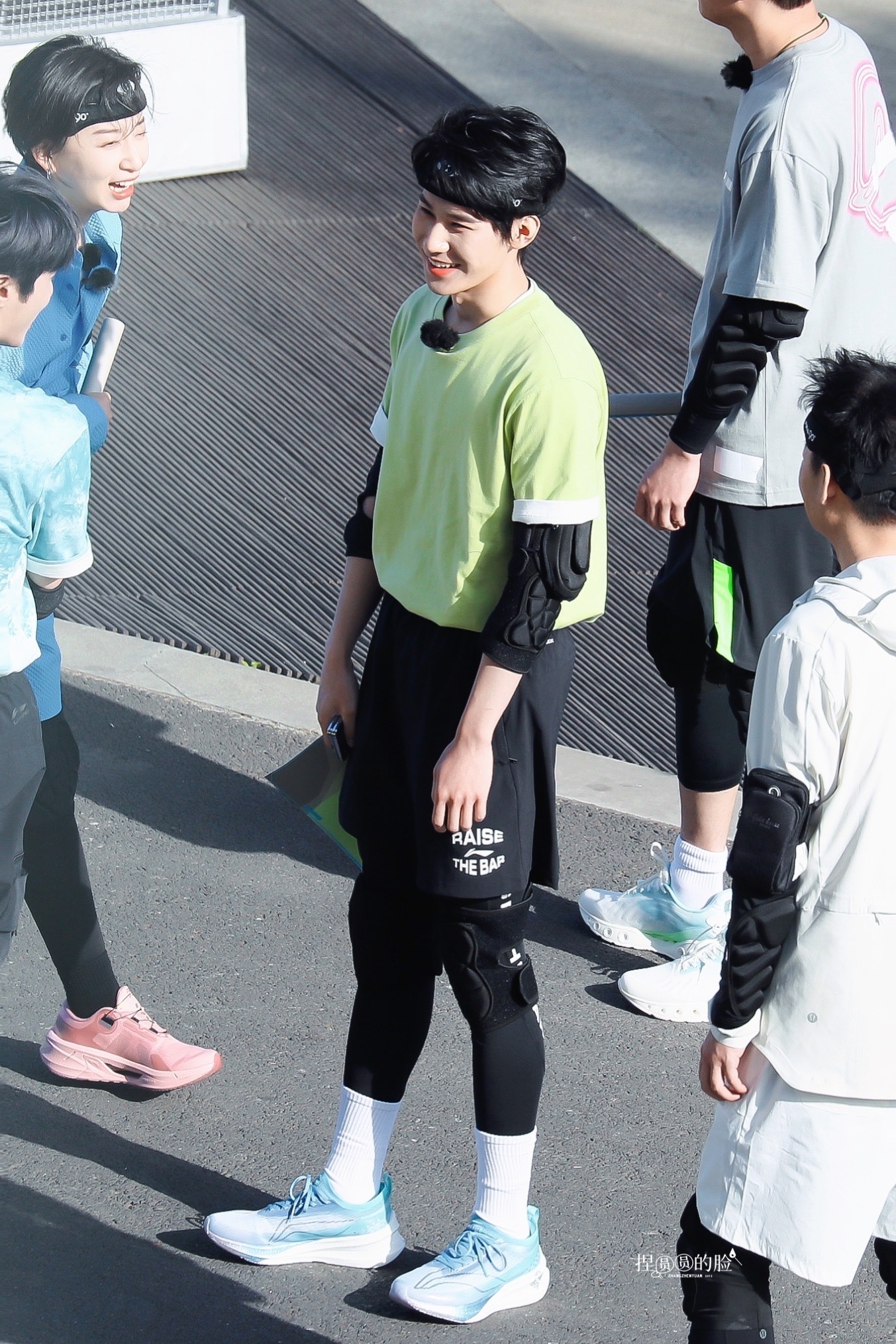 张真源全员加速中录制路透发带绿色短袖造型