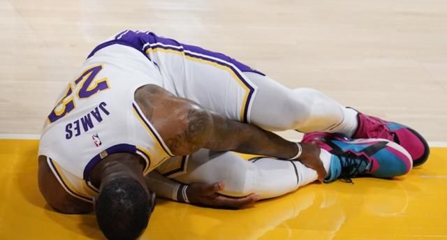 不应该!误伤詹姆斯之人被球迷攻击,道歉也没用,被迫关闭评论!休闲区蓝鸢梦想 - Www.slyday.coM