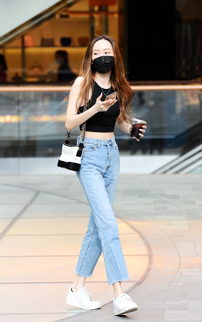 街拍:时尚街区那些露出纤纤细腰的美女