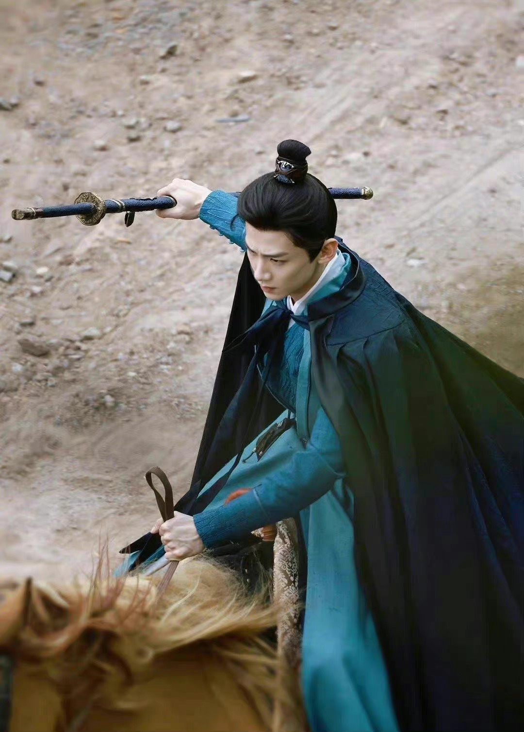 白敬亭长风渡最新路透 红色古装高马尾造型,侧颜线条绝了!