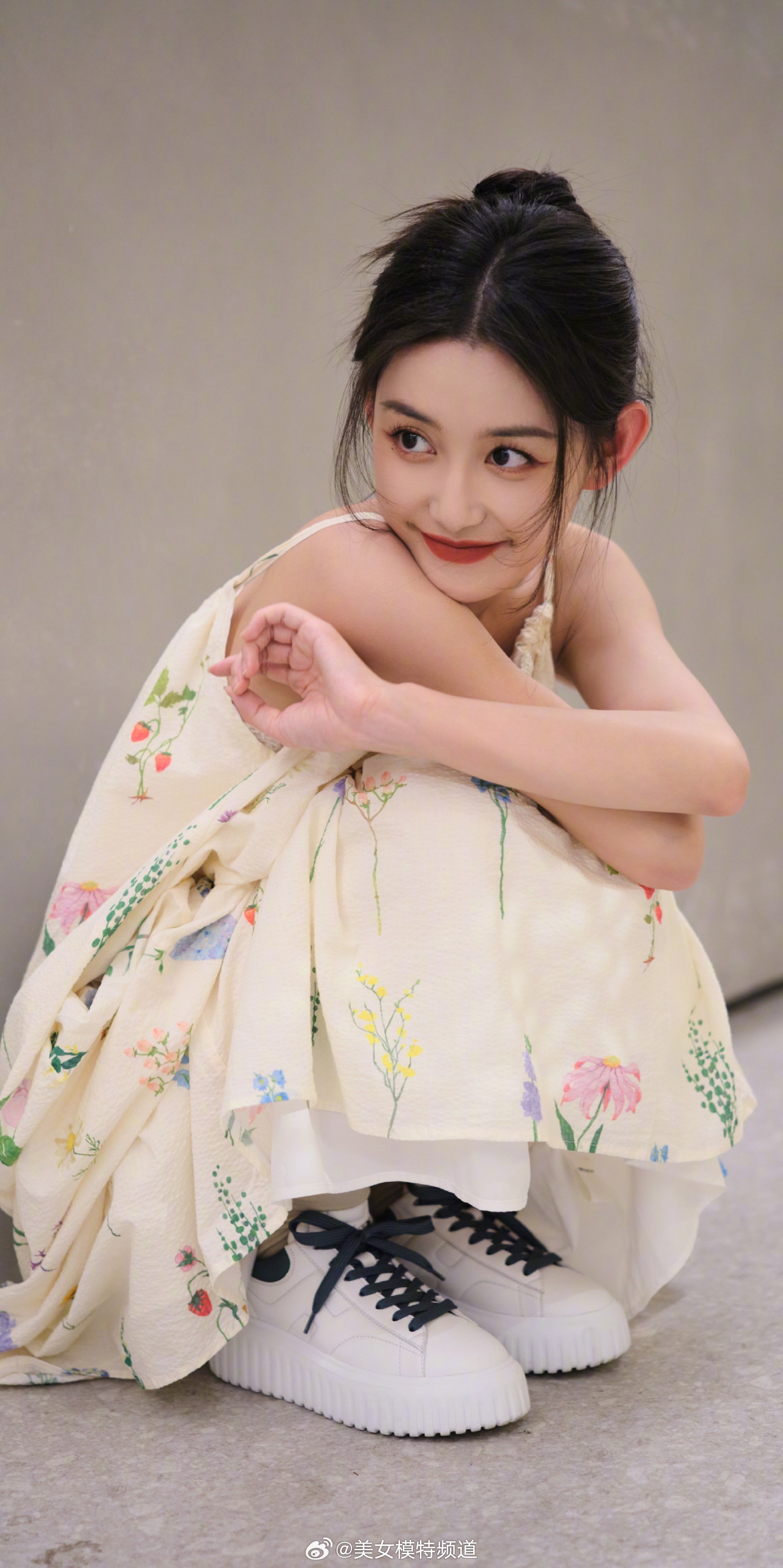 蒋依依碎花吊带甜美可人