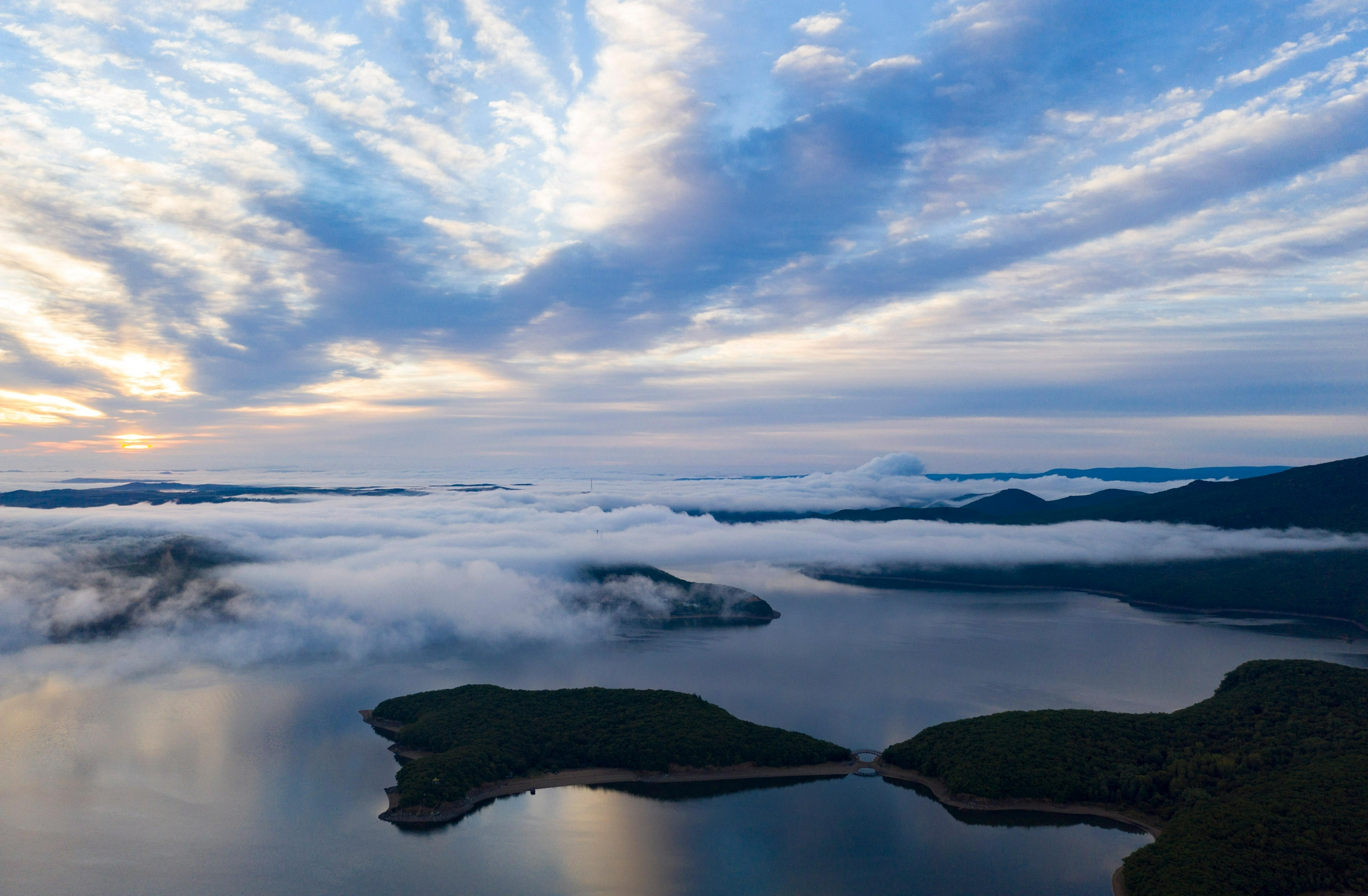 (美丽中国)日出镜泊 云笼清波