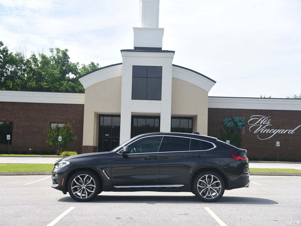 SUV轿跑溜背哪家强？奥迪Q5L Sportback对比宝马X4