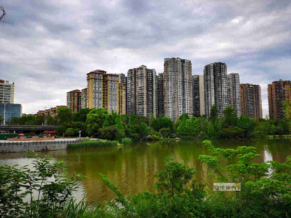 雨后黄昏自贡南湖公园上演风云秀
