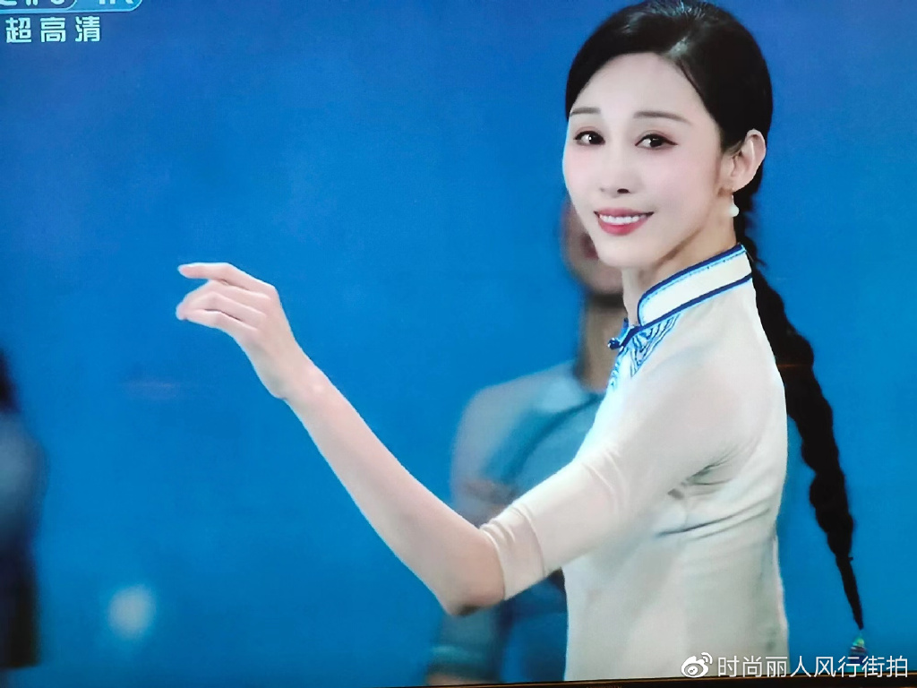 朱洁静穿露腰舞裙惊艳亮相,腹肌真是辣翻了