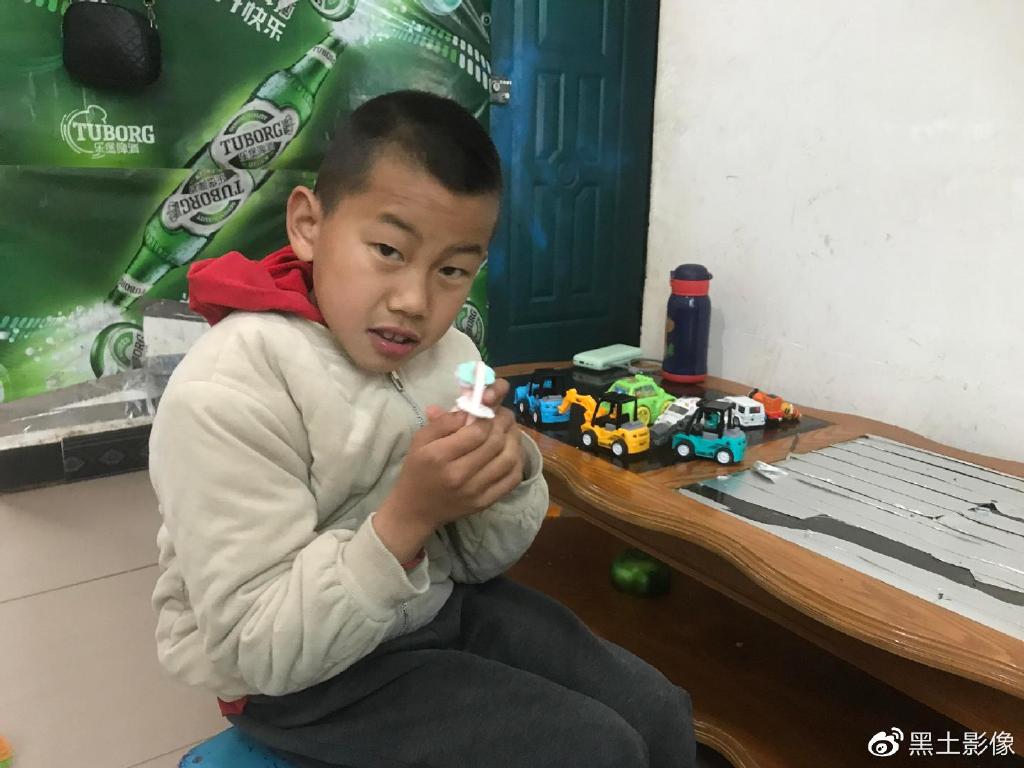 孩子患重病女子被迫净身出户,二婚后继父却视如己出,如今悲剧了|净身