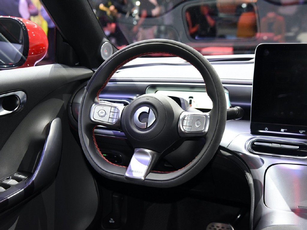 整个内饰采用了专属的brabus黑配色,并在中控台,方向盘,座椅等位置