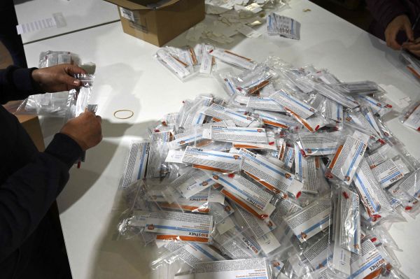 外代一线法国准备新冠病毒检测包