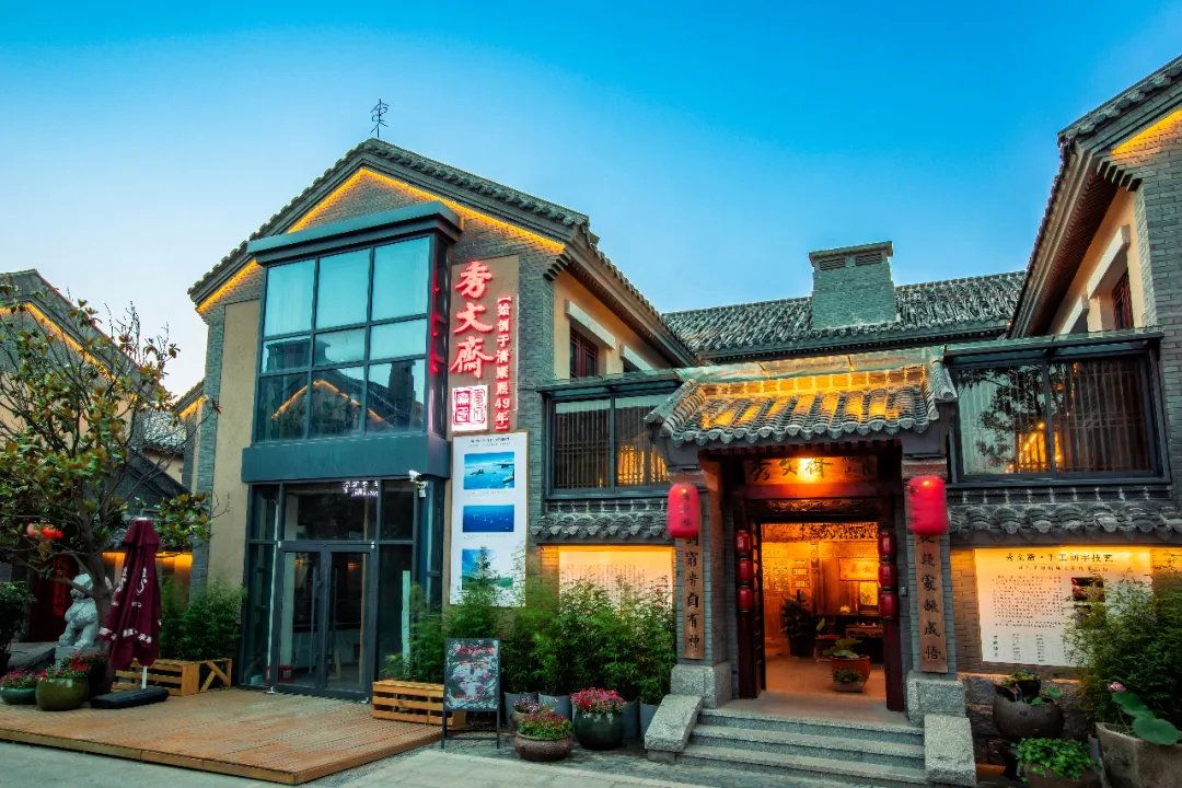 正文  此刻的东夷小镇亦是平缓安宁,富有生机         沿街民宿的房门