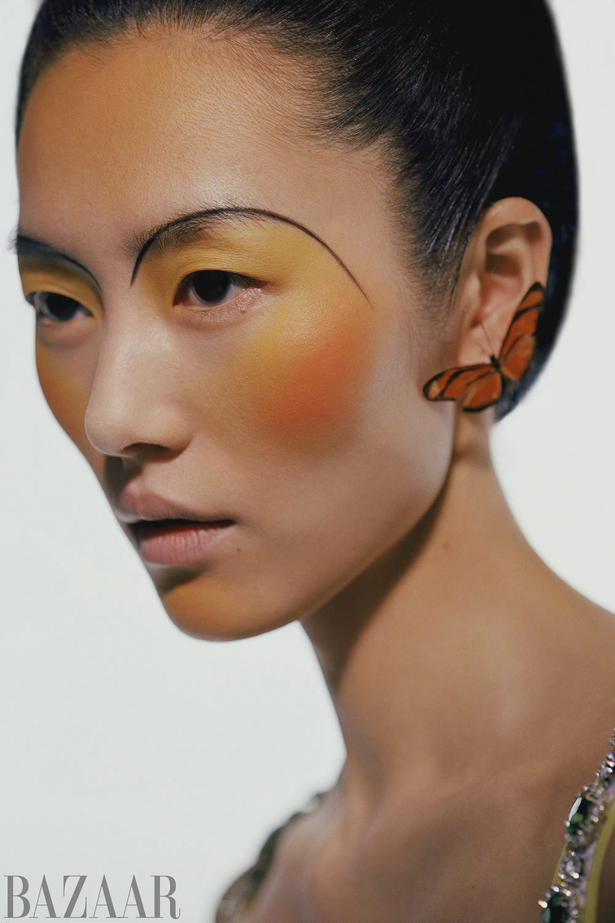 刘雯登上harpersbazaar杂志5月号封面立体的五官