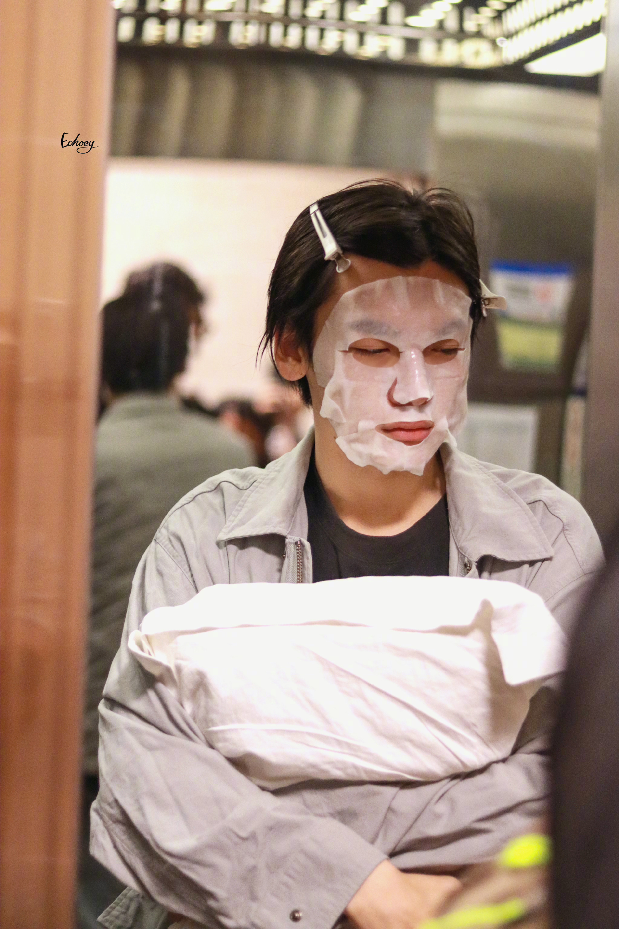 翟潇闻今日份上班饭拍 敷着面膜的精致猪猪男孩,看给孩子困的