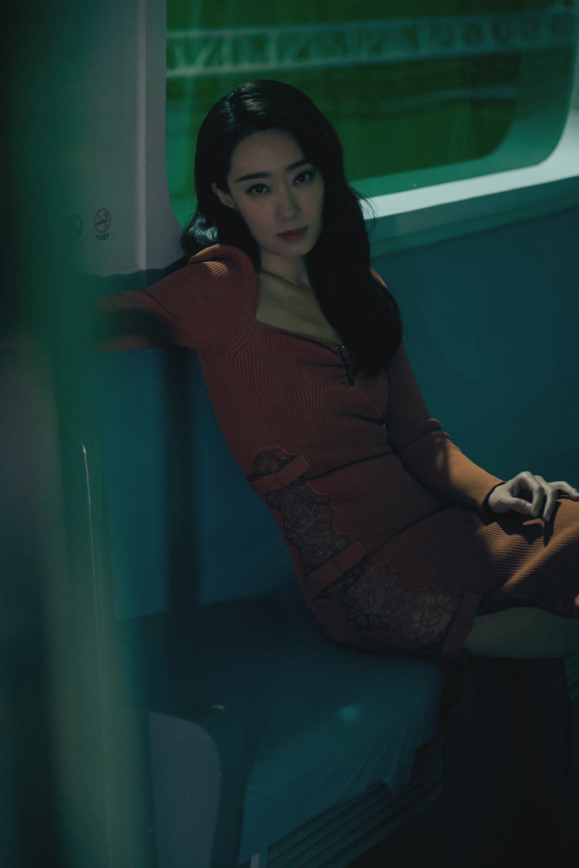 张小斐一身复古南瓜色针织裙搭配港风慵懒卷发