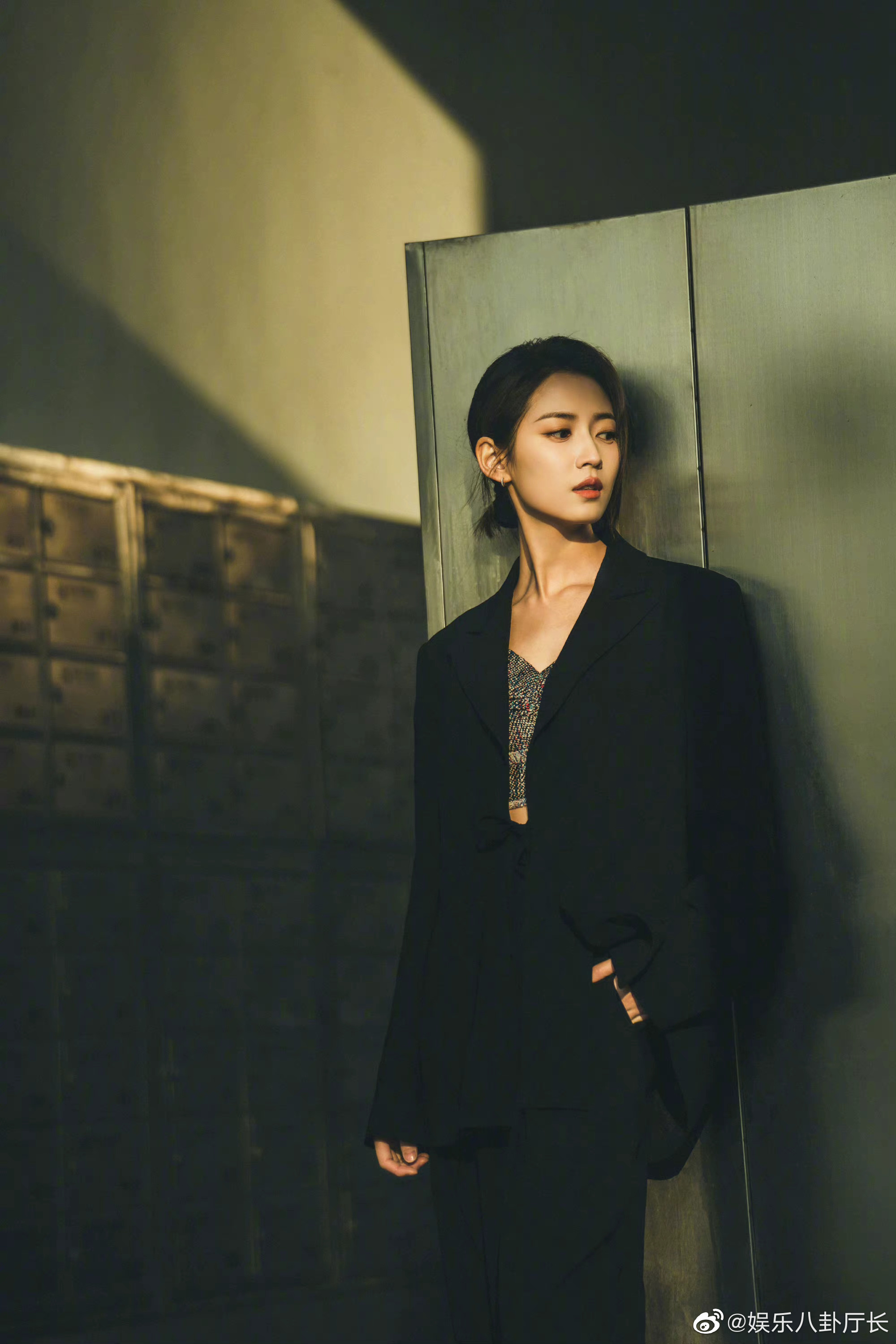 陈钰琪黑色西服上班照,这个穿搭也太飒了吧_高清图集_新浪网