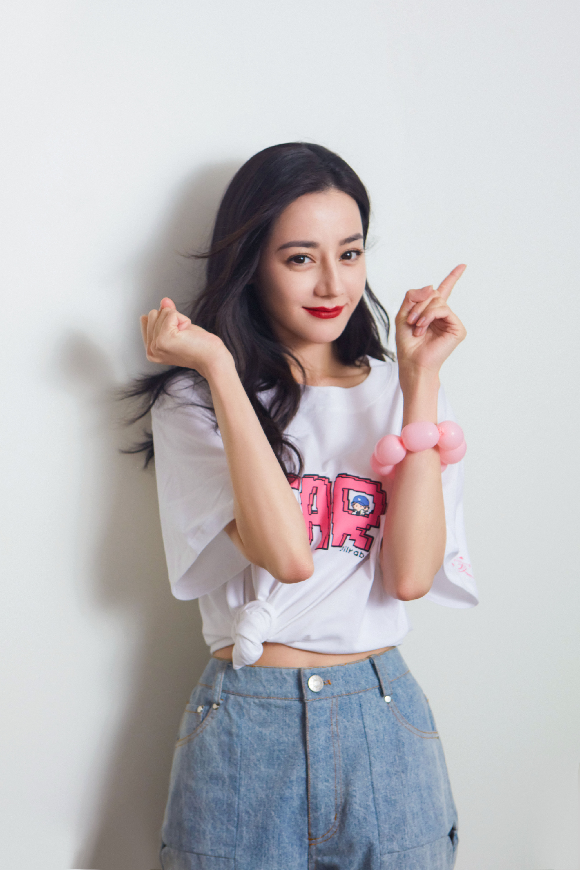 迪丽热巴九宫格随拍 特意穿上后援会的衣服为后援会庆生