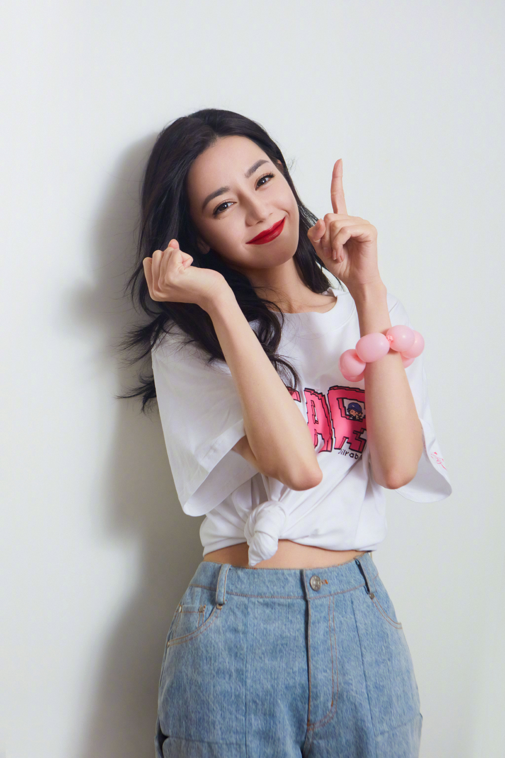 迪丽热巴出道10周年写真 身穿白色印花「dear」t恤……_高清图集_新浪