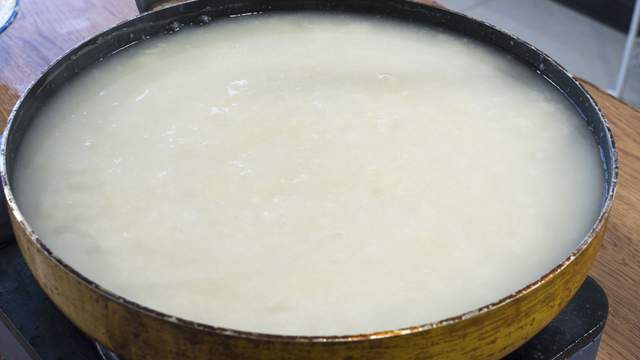 13,面糊全部倒入锅里后就是满满的一锅疙瘩汤了,开大火煮熟后就可以关