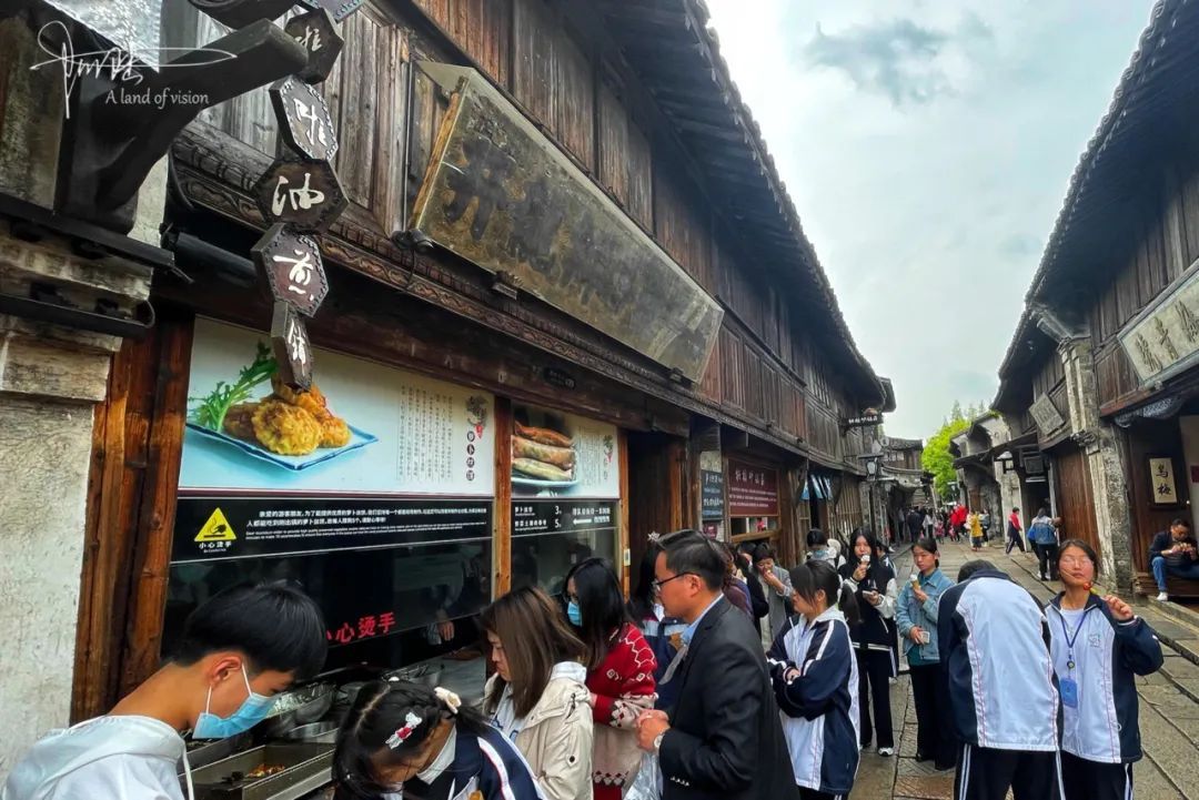 乌镇西栅最受欢迎的小吃当属这种物美价廉的萝卜丝饼了