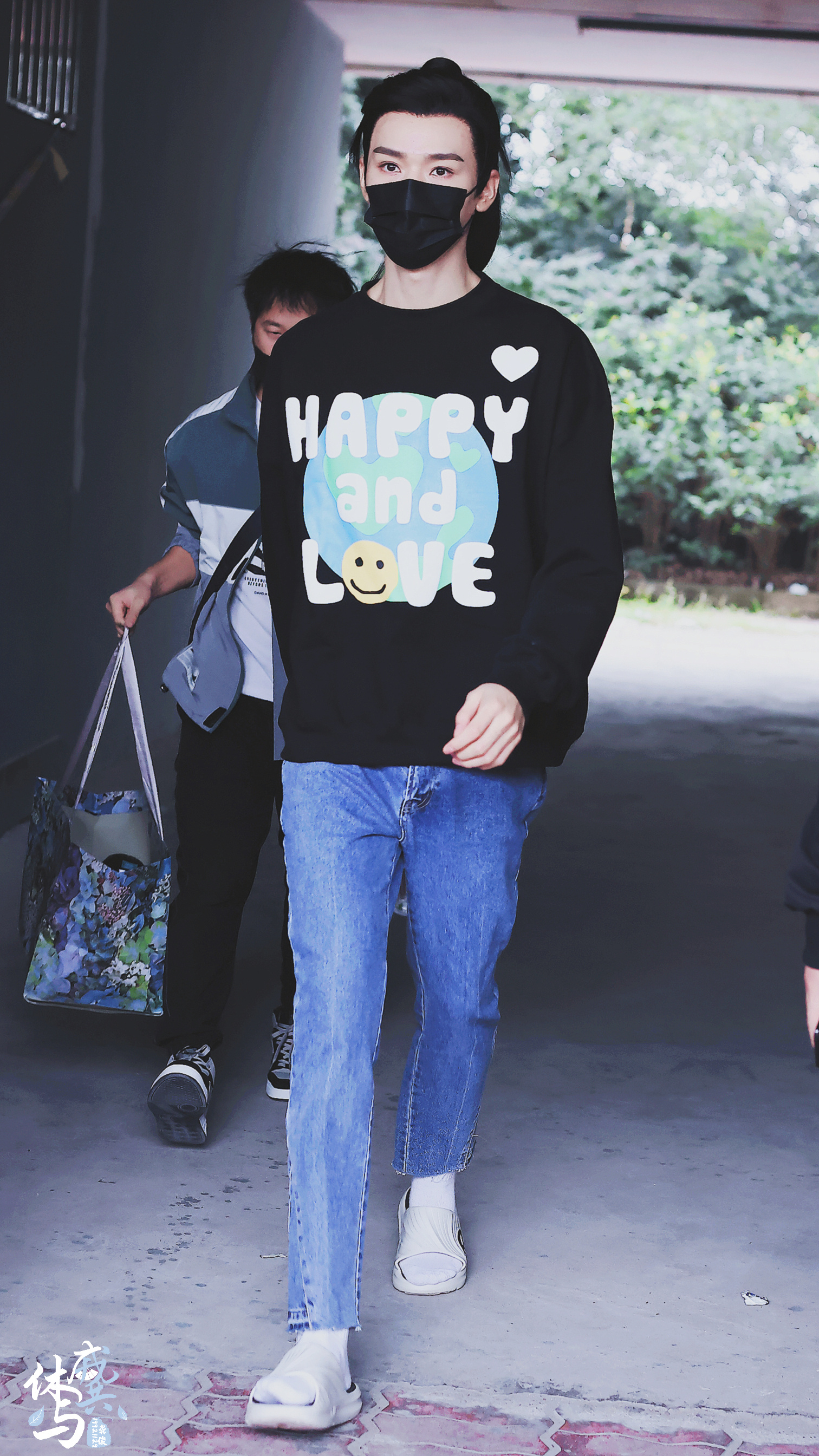 龚俊今日份饭拍黑色卫衣搭配牛仔裤