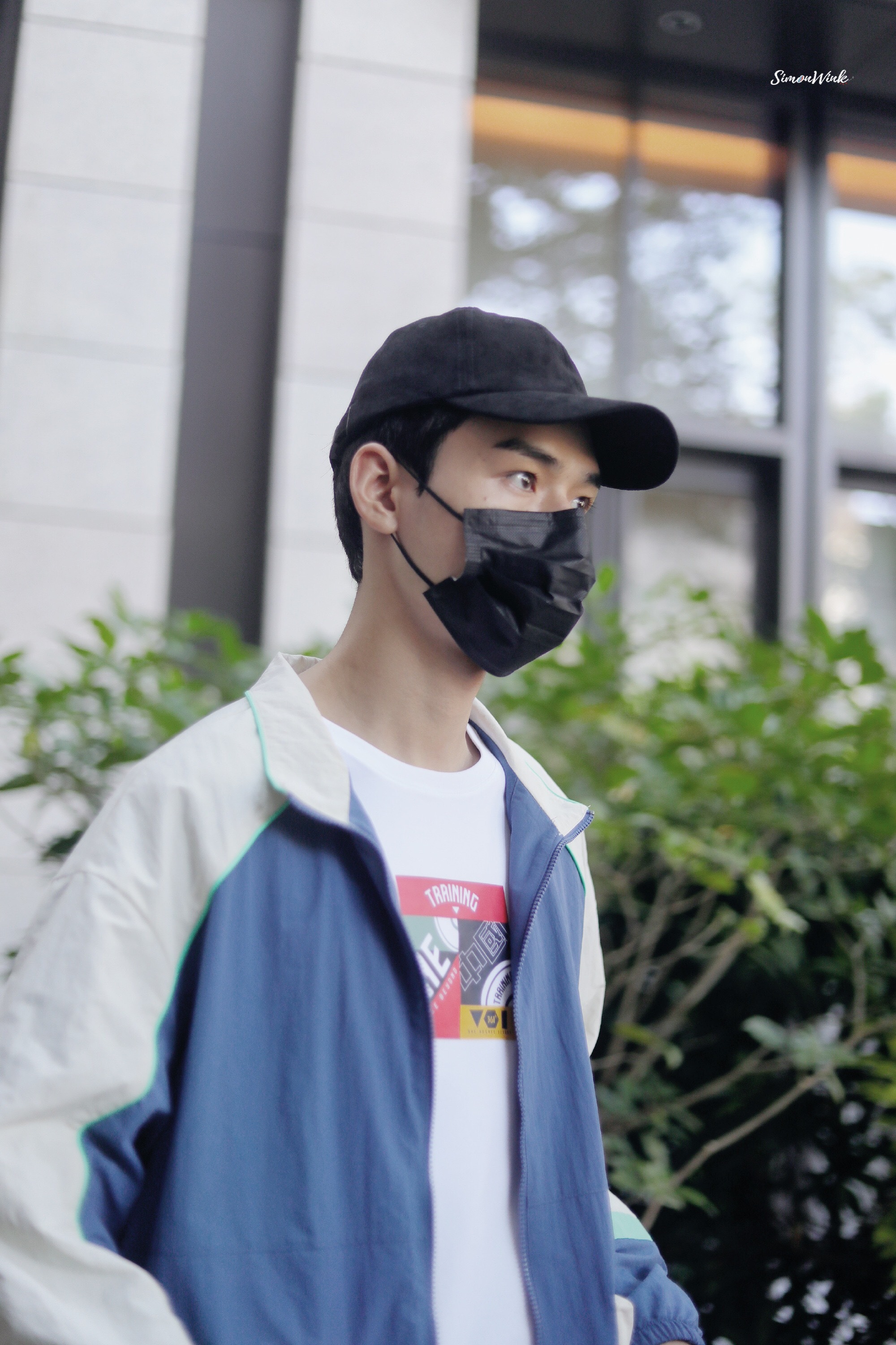 龚俊上班饭拍 蓝白相间外套搭配黑色棒球帽……_高清图集_新浪网