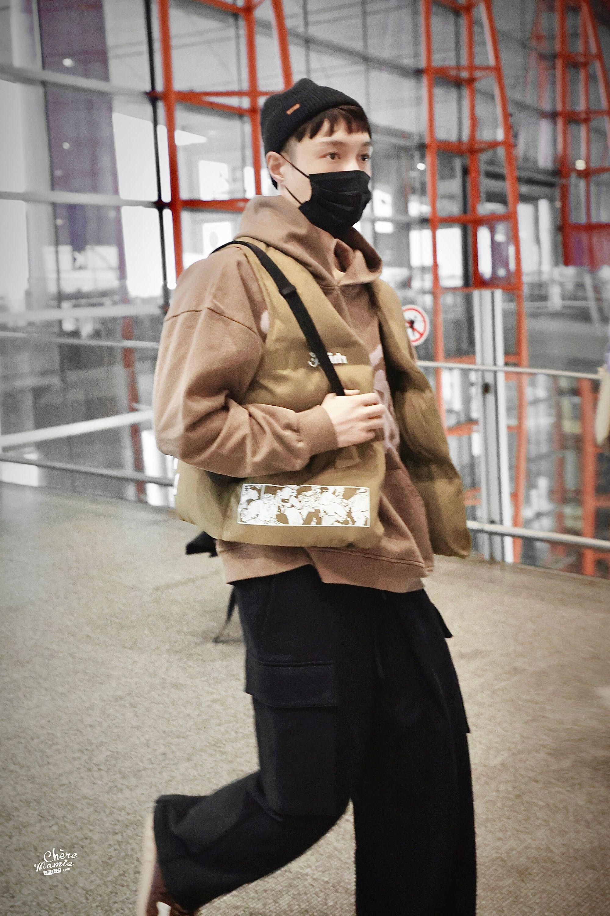 张艺兴机场出发饭拍 卡其色穿搭 毛线帽造型……|毛线帽|卡其色