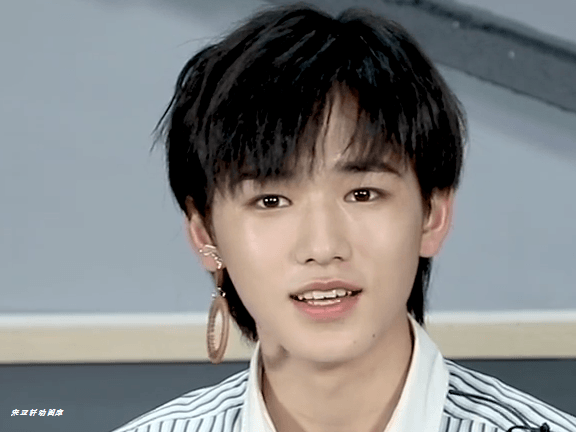 请接收今日份可盐可甜可沙雕的宋亚轩～早安啊@时代少年团-宋亚轩