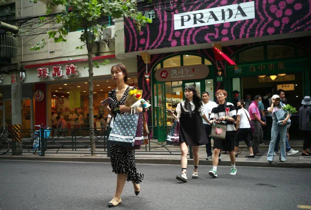 Prada菜场外现“买椟还珠”，女子拍完照直接扔掉芹菜惊呆环卫工休闲区蓝鸢梦想 - Www.slyday.coM