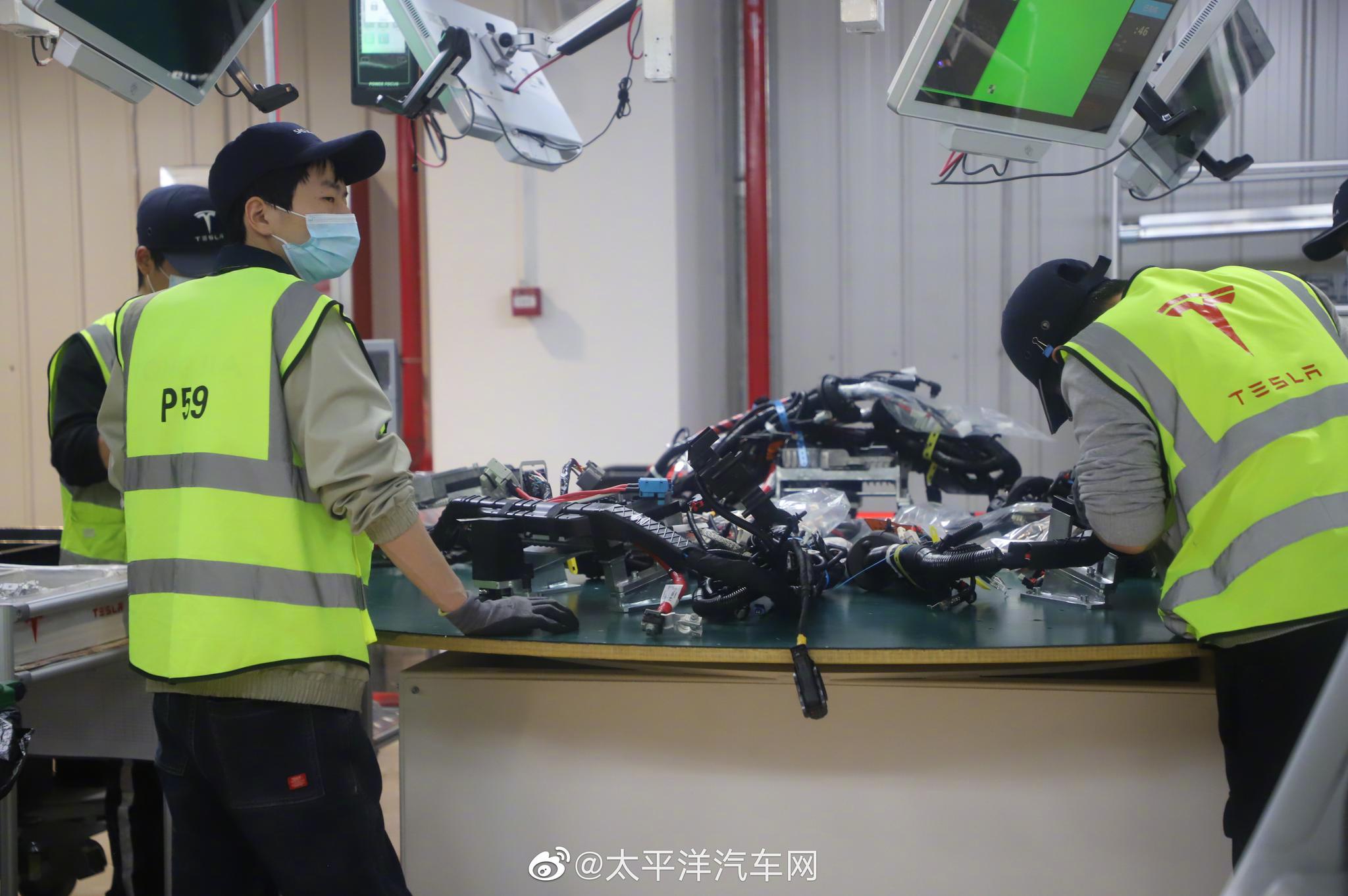 实拍特斯拉上海工厂里每个工人都戴着特斯拉定制鸭舌帽