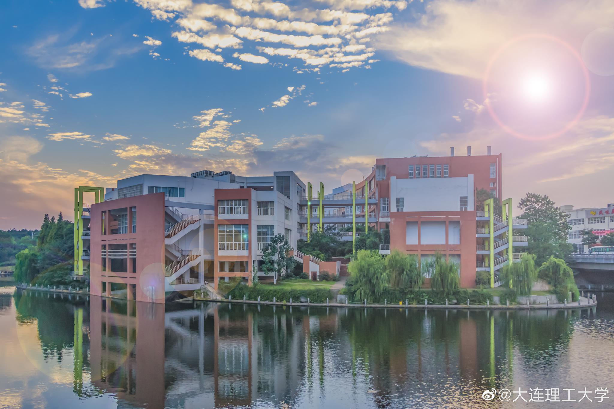 赣水之滨西山麓,前湖之畔好读书; 九十九载栉风雨