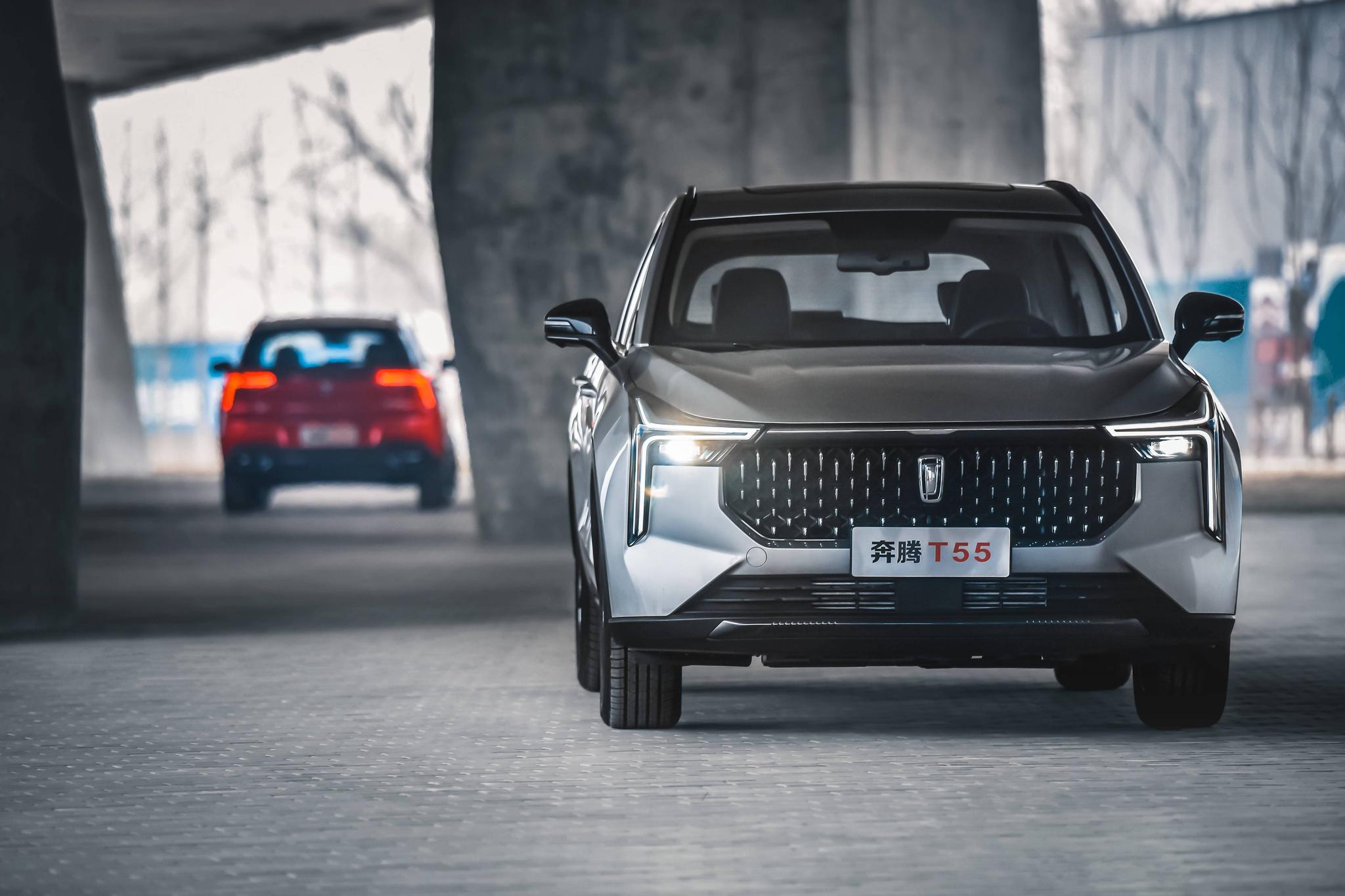 首先在外观方面,作为t系列第三款车型,奔腾t55的外观采用了最新的家族