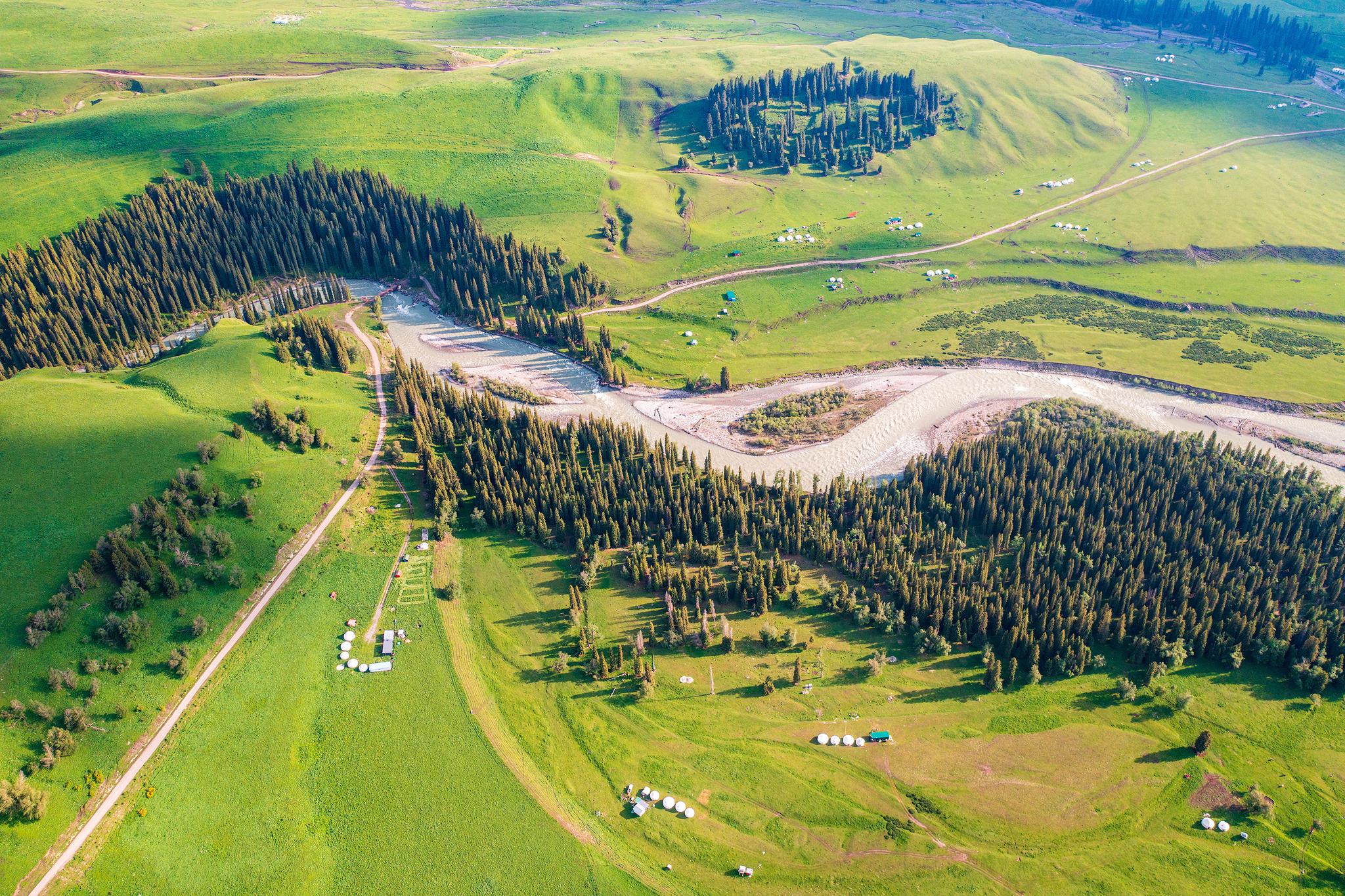 无人机航拍傍晚的唐布拉百里画廊