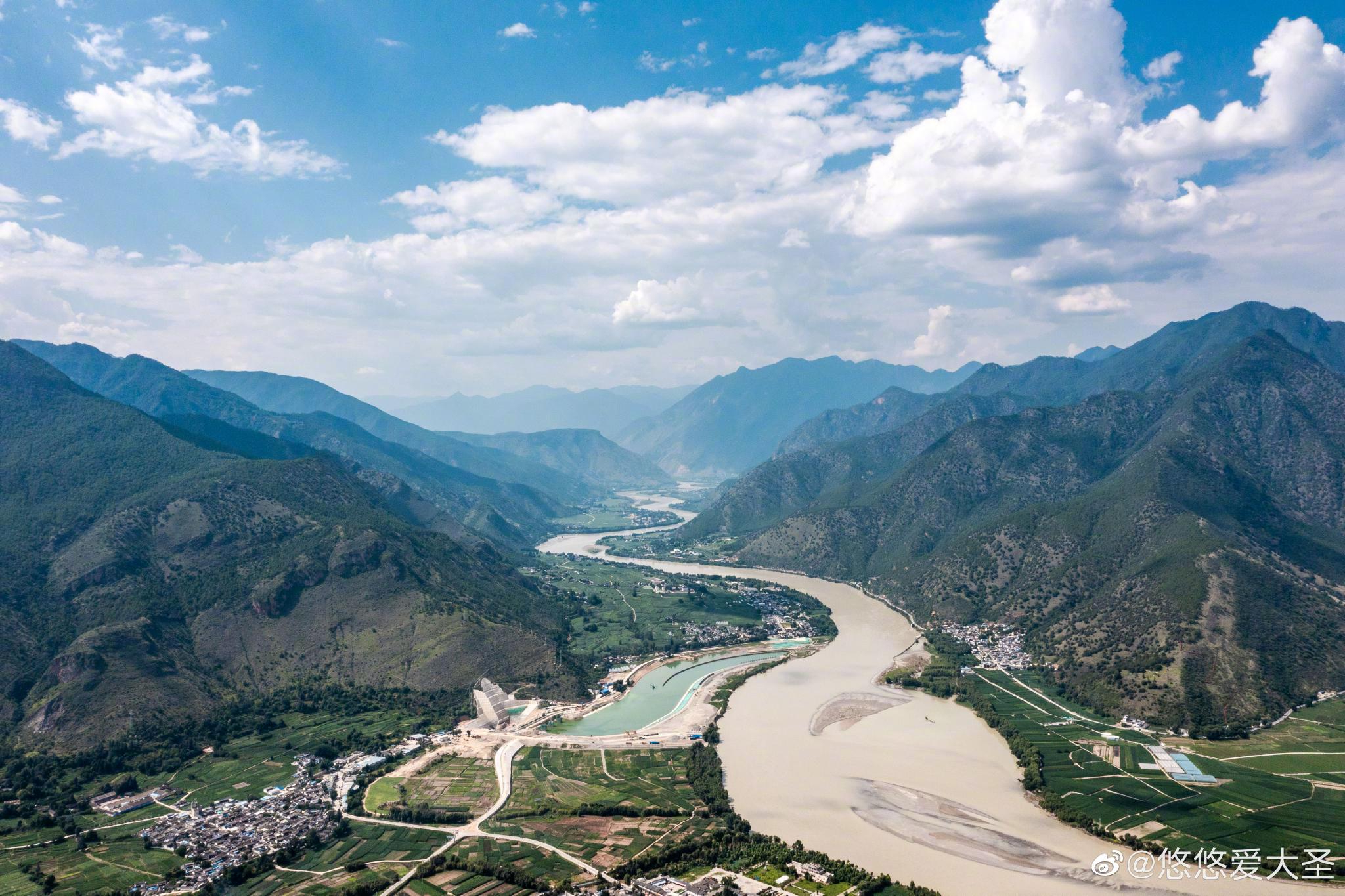 长江第一湾一定要爬到山顶才可以看到全景哦