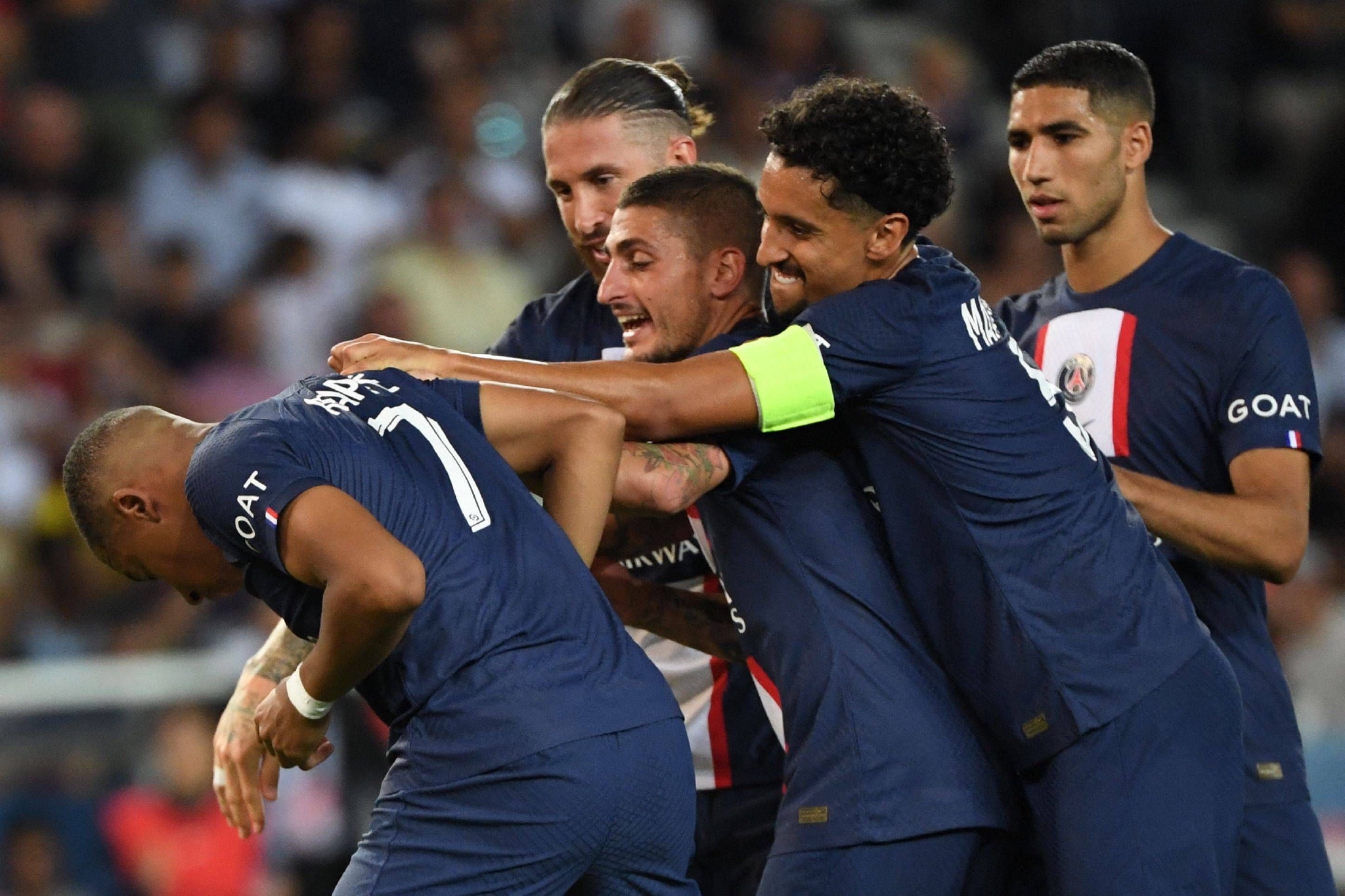 足球——法甲:巴黎圣日耳曼胜蒙彼利埃|球员|圣日耳曼|巴黎_新浪新闻