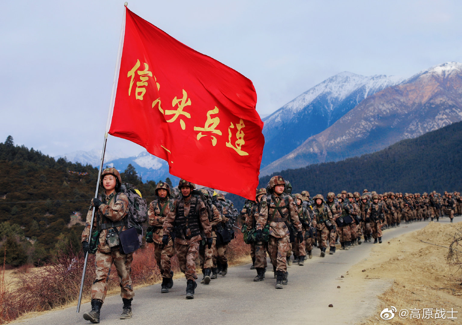 1 / 9 近日,西藏军区某旅开展冬季大练兵活动,在行军队伍中,有一群兵