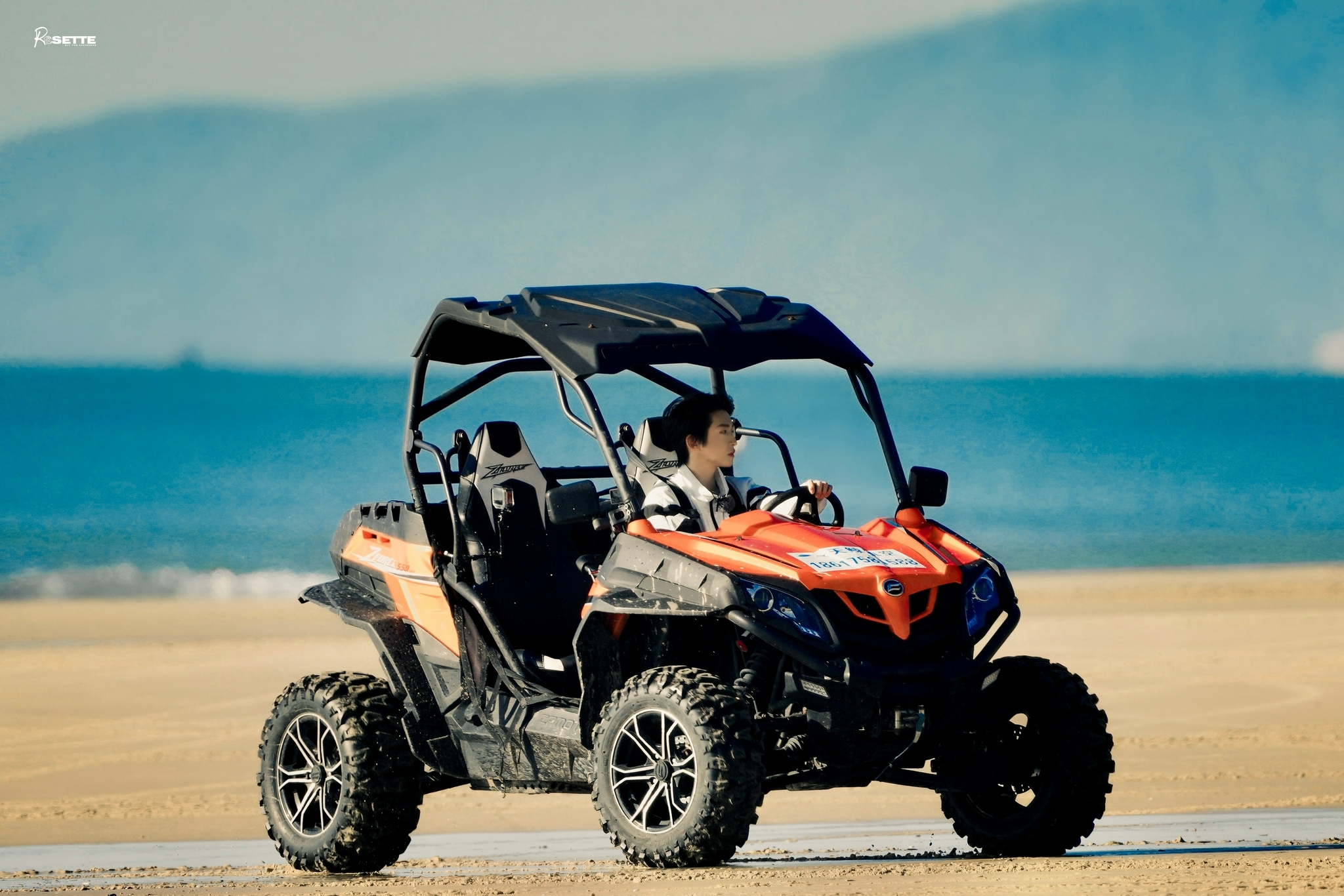 刘宇热雪浪录制饭拍图海边兜风模式开启副驾驶缺一个人吧