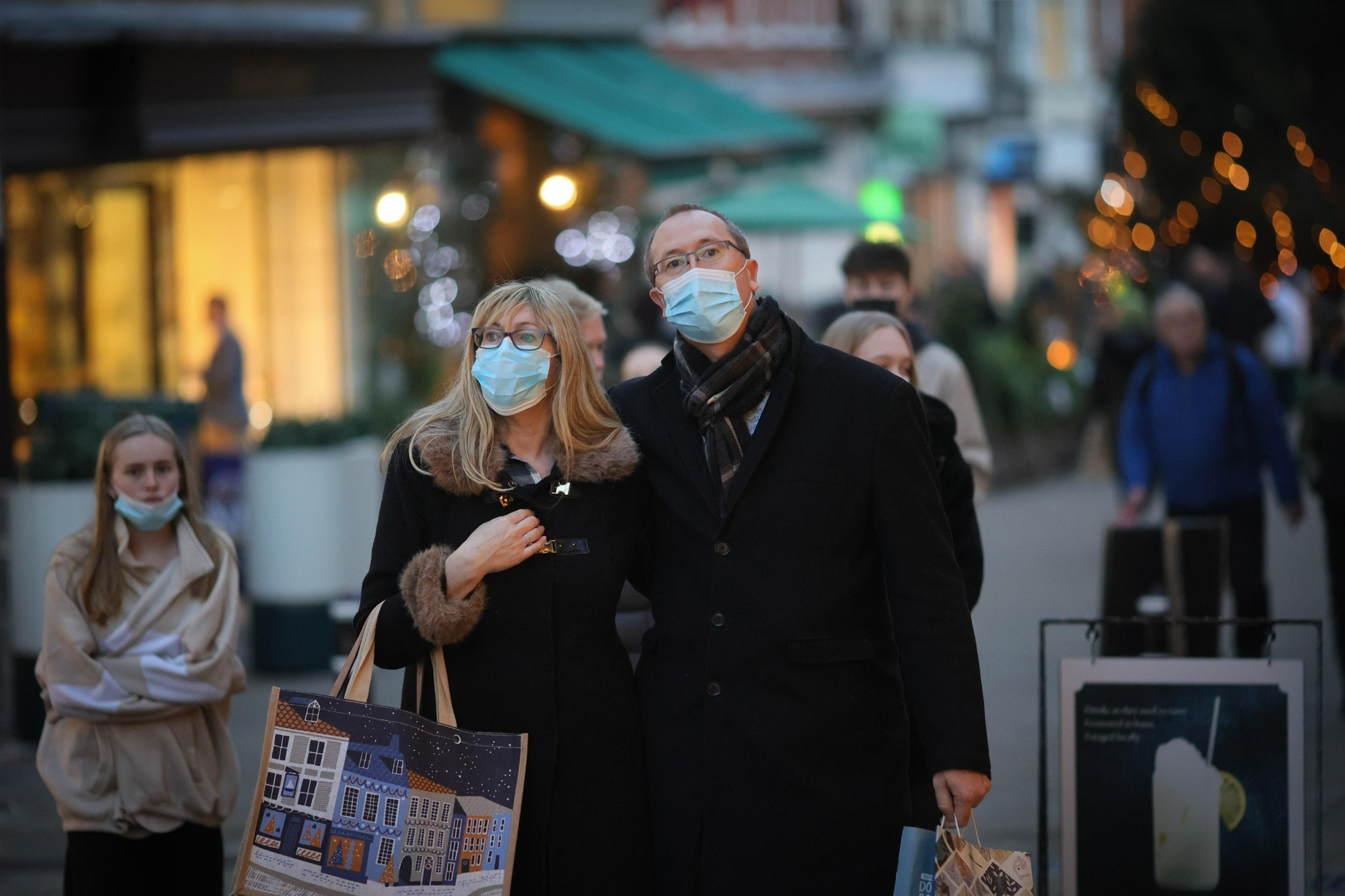 国际疫情英国单日新增新冠确诊病例数首次超10万