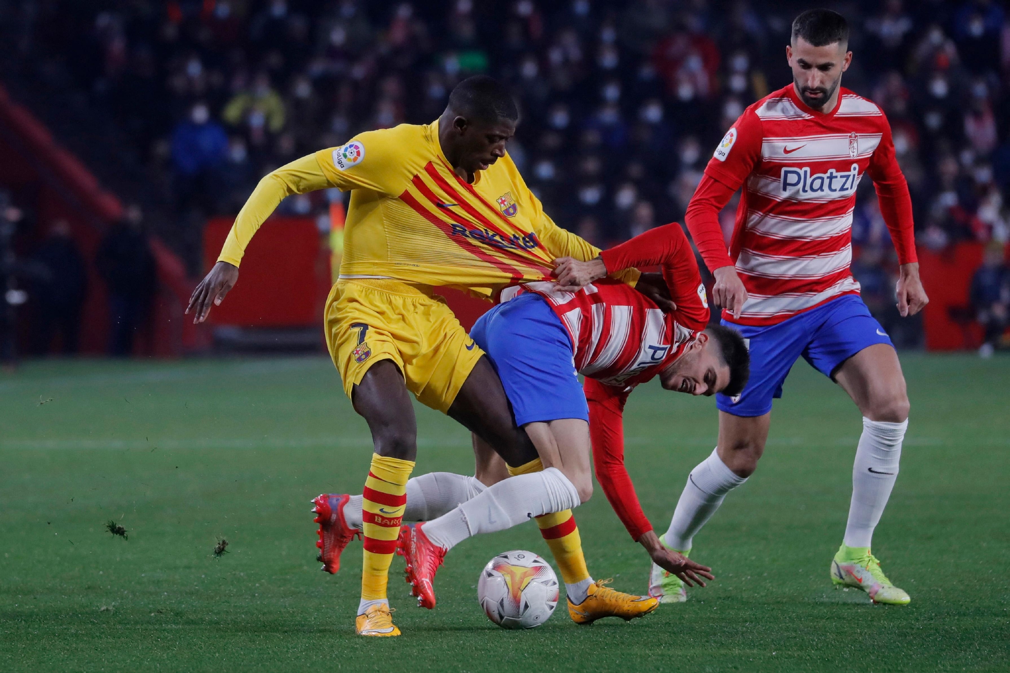 (体育)足球——西甲:巴萨平格拉纳达|巴塞罗那队|新华社|西班牙_新浪