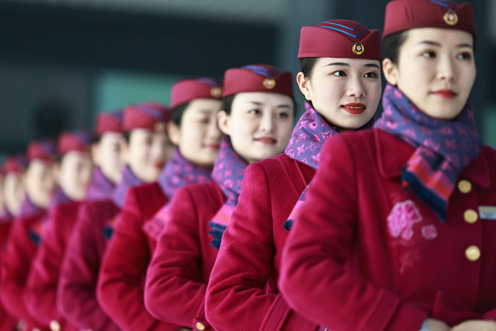 迎春运重庆高铁乘务员进行礼仪培训