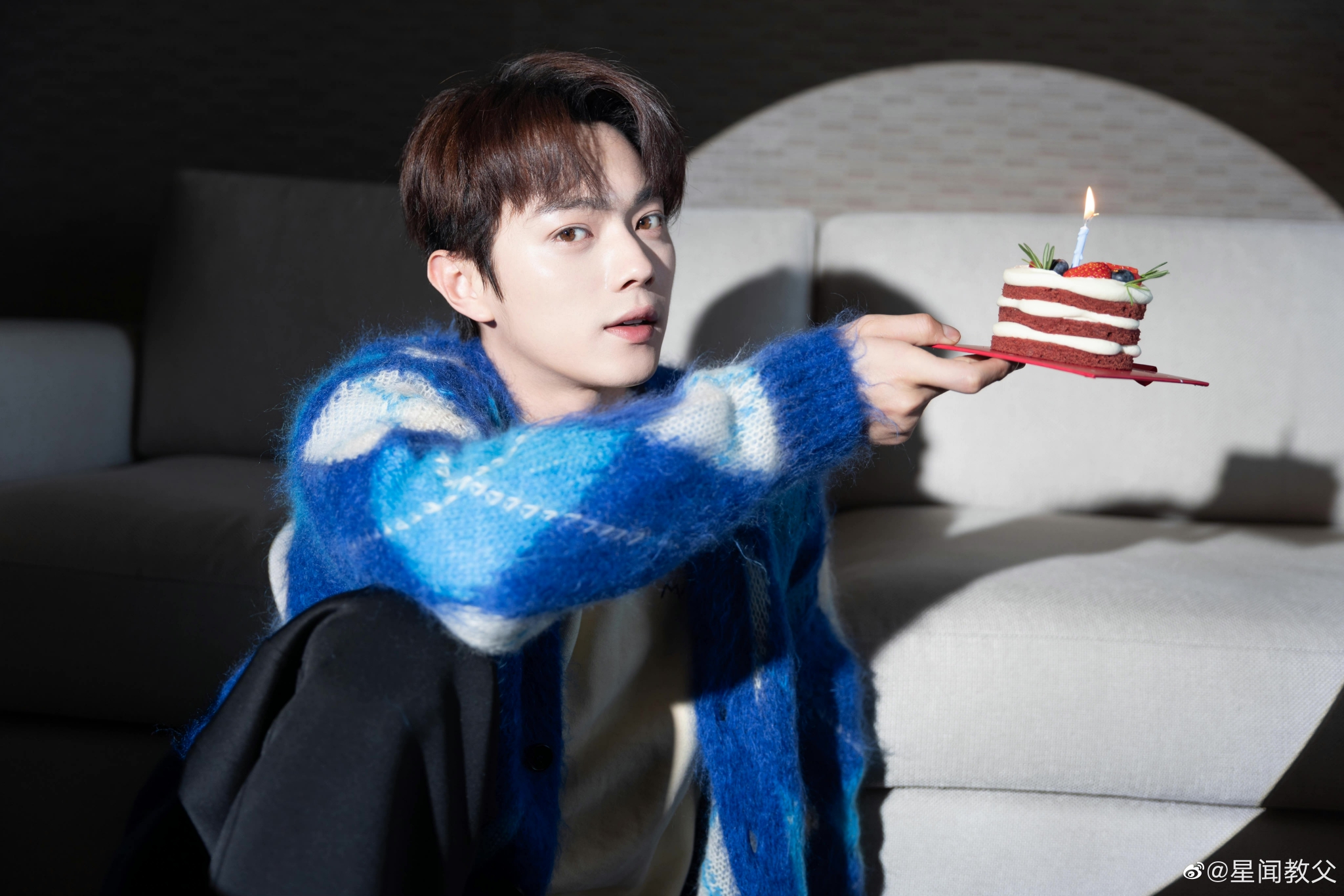 许凯27岁生日大片蓝色复古开衫造型是谁i了我不说