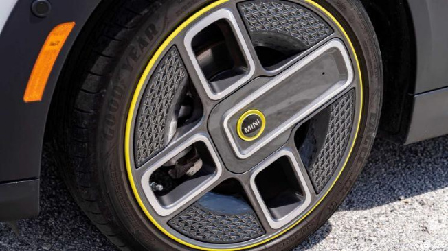 而轮毂方面的设计也很有特点,用的是四幅式双色造型,很精致,让人感觉