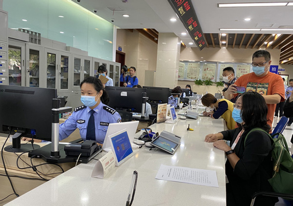 10月20日上午,上海市公安局青浦分局香花桥派出所迎来了一位"小客户"