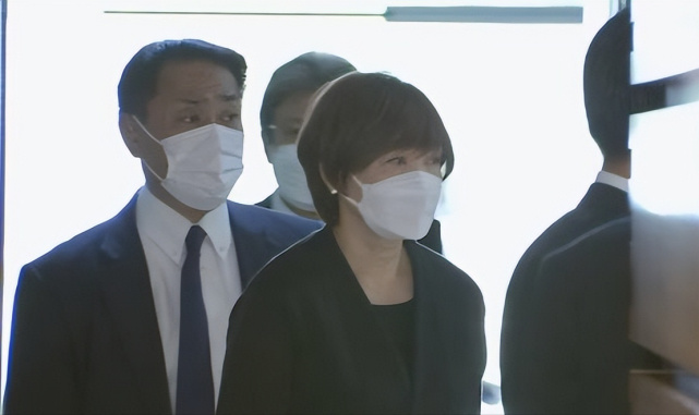 安倍夫人在葬礼结束后首次亮相!素颜穿黑西装好憔悴,眼中含着泪休闲区蓝鸢梦想 - Www.slyday.coM 安倍夫人在葬礼结束后首次亮相!素颜穿黑西装好憔悴,眼中含着泪休闲区蓝鸢梦想 - Www.slyday.coM