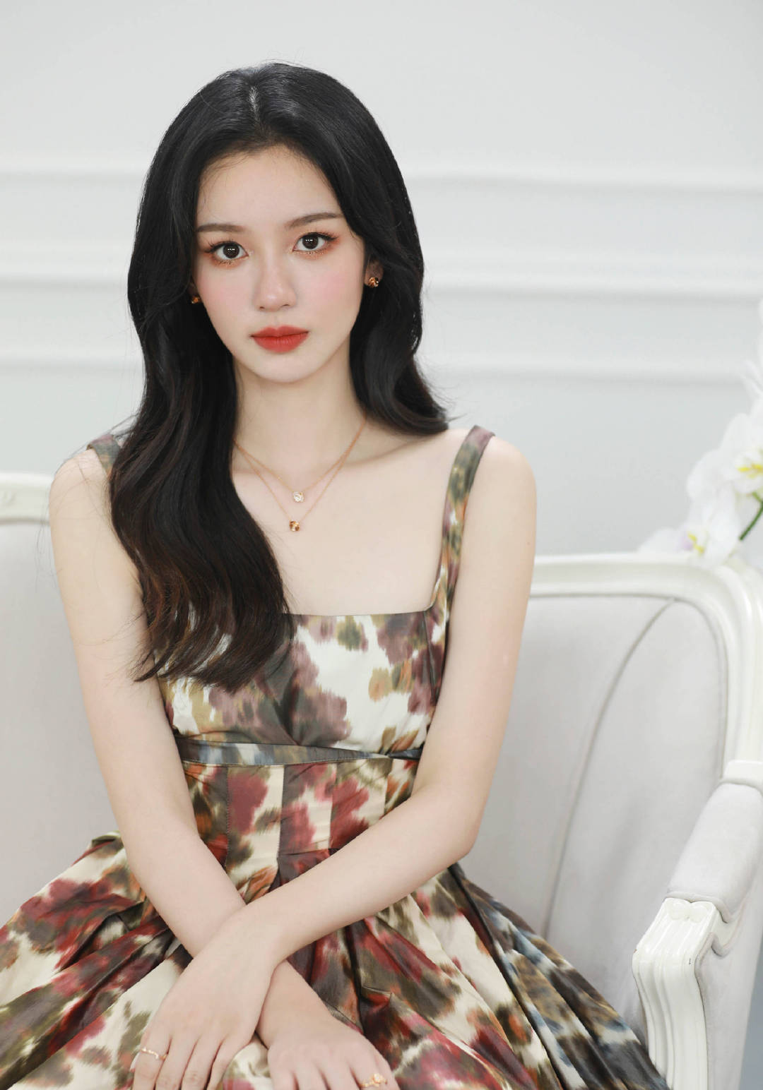 周也身穿吊带碎花长裙气质端庄优雅精致的锁骨非常吸睛