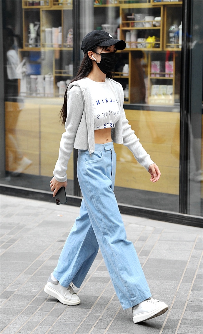 街拍:时尚街区那些露出纤纤细腰的美女